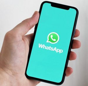 Schnittstelle WhatsApp Hand mit Handy
